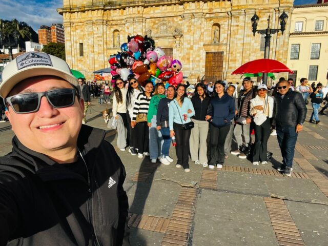 Viajeros de Soy patadechucho.gt en el centro histórico de Bogotá