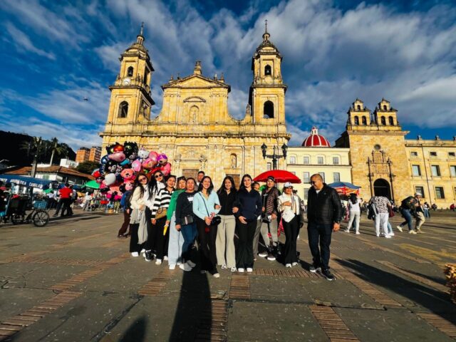 Grupo de viajeros en la Plaza de Bolivar de Bogotá, Colombia