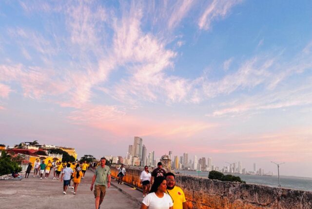 Cielo rosado al atardecer sobre las murallas de Cartagena de Indias