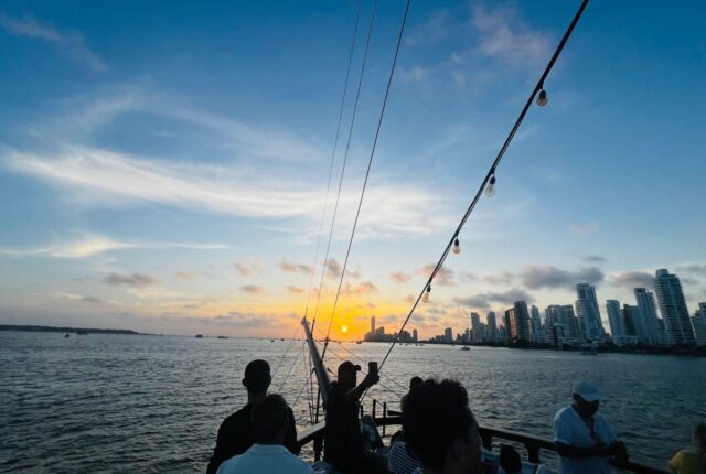 Atardecer navegando en velero frente al skyline de Cartagena de Indias
