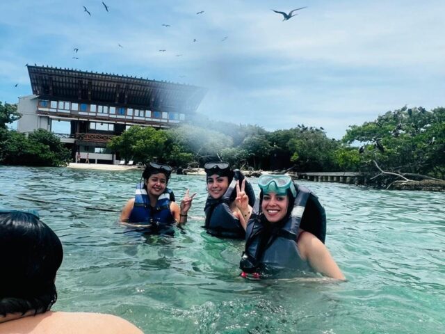 Viajeros disfrutando el agua turquesa de las islas de Cartagena