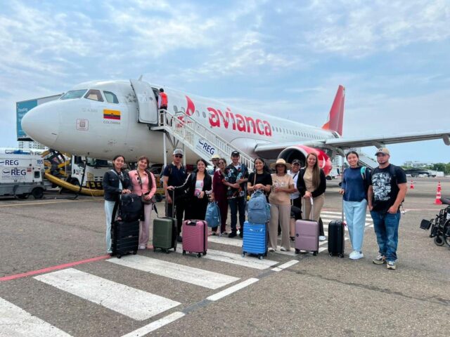 Grupo de viajeros junto al avion rumbo a Cartagena
