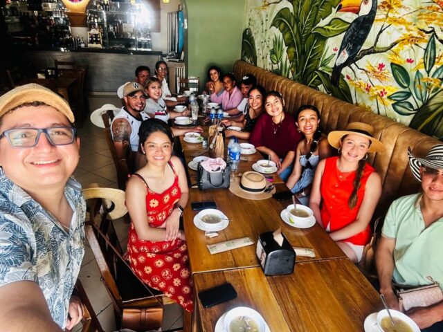 Grupo de viajeros compartiendo en un restaurante de Cartagena