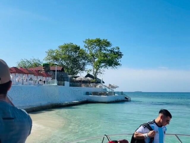 Llegada en lancha a una isla del Caribe colombiano