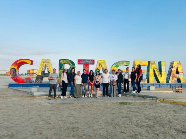 Grupo de viajeros frente a las letras de Cartagena