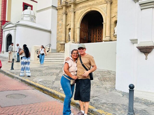 Pareja de viajeros en una calle del Casco Antiguo de Panamá