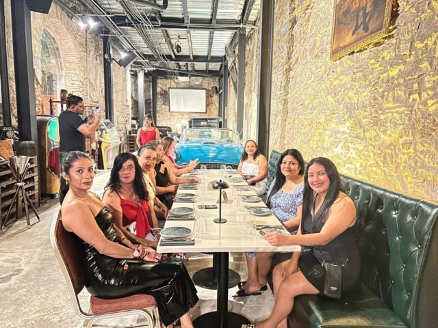 Cena del grupo de viaje en un restaurante de Ciudad de Panamá