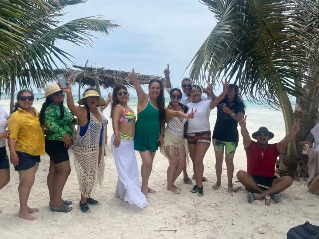 Grupo de viajeros bajo las palmeras en una playa panameña