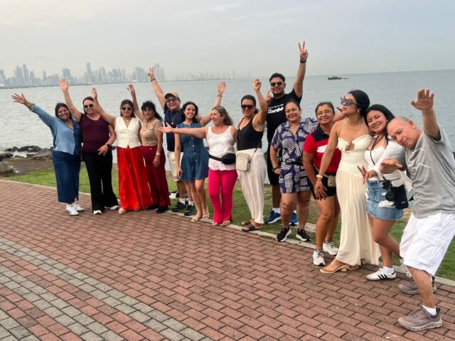 Viajeros de Soy patadechucho.gt con el skyline de Ciudad de Panamá al fondo