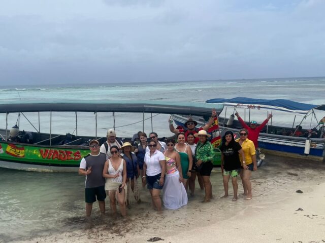 Grupo abordando lanchas rumbo a las islas del Caribe panameño