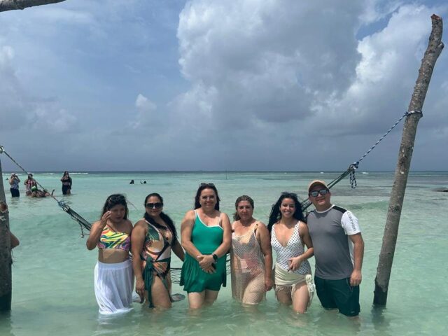 Grupo de viajeras dentro del mar cristalino de Panamá