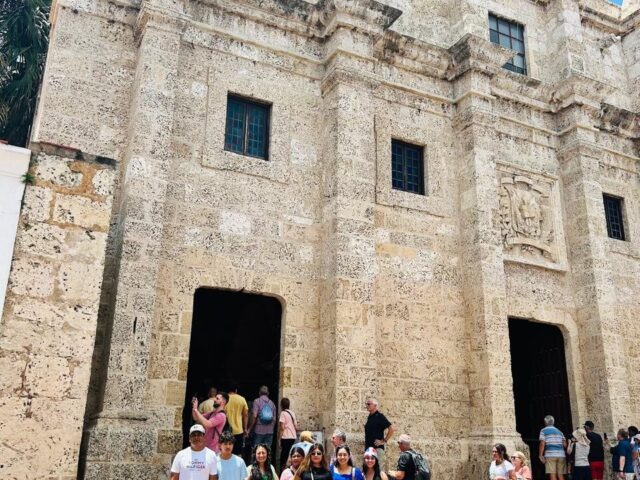Fachada de piedra de una iglesia colonial en República Dominicana