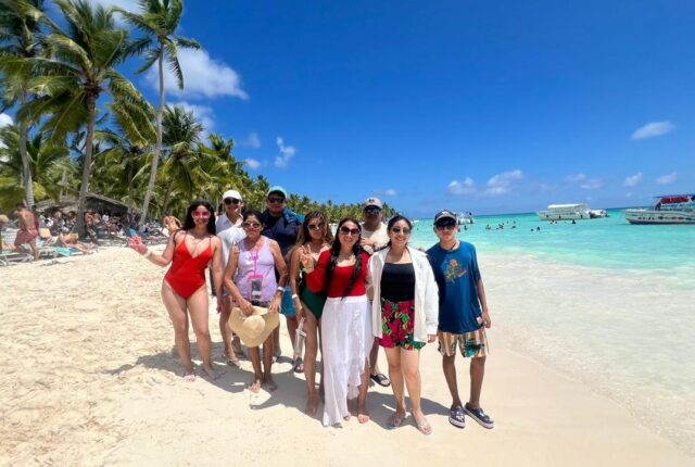 Viajeros del grupo Soy patadechucho.gt en una playa de aguas turquesa en República Dominicana